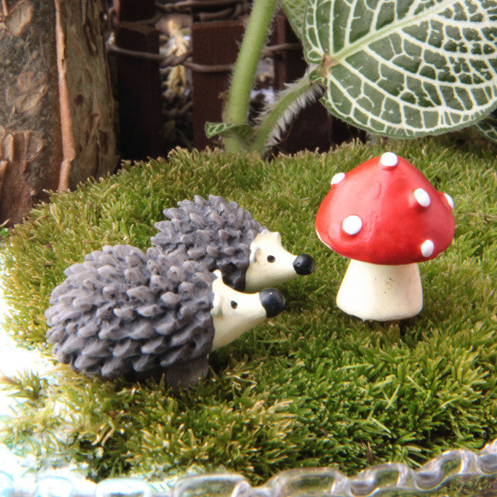 Mini Hedgehog and Mushroom Figurines – Set of 3 Resin Decorations for Terrariums & Fairy Gardens