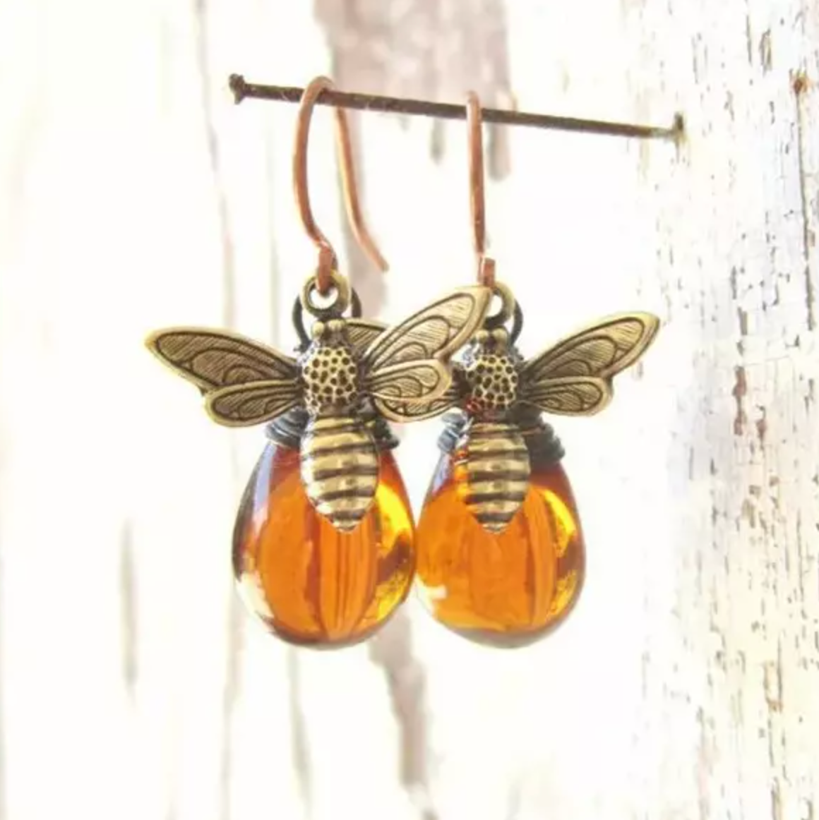 Retro Gold Bee Honey Drop Earrings for Women – Vintage Water Drop Statement Jewelry for Parties, Gifts & Daily Wear