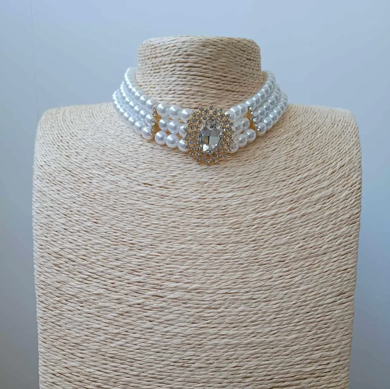 Elegant 3-Layer Pearl Choker Necklace with Crystal Pendant – Vintage-Inspired Statement Jewelry for Women