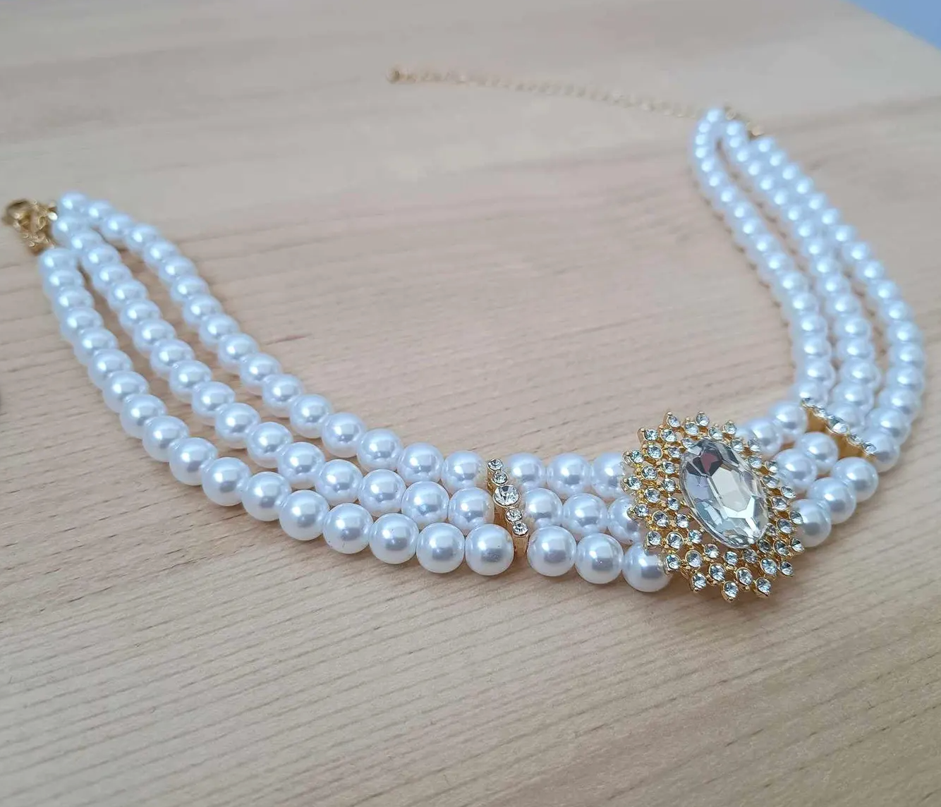Elegant 3-Layer Pearl Choker Necklace with Crystal Pendant – Vintage-Inspired Statement Jewelry for Women