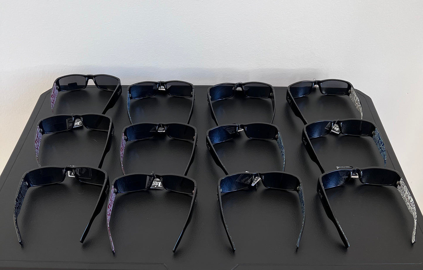 Stylish Earpiece Frame Sunglasses – UV400 Retro Shades in Random Colors