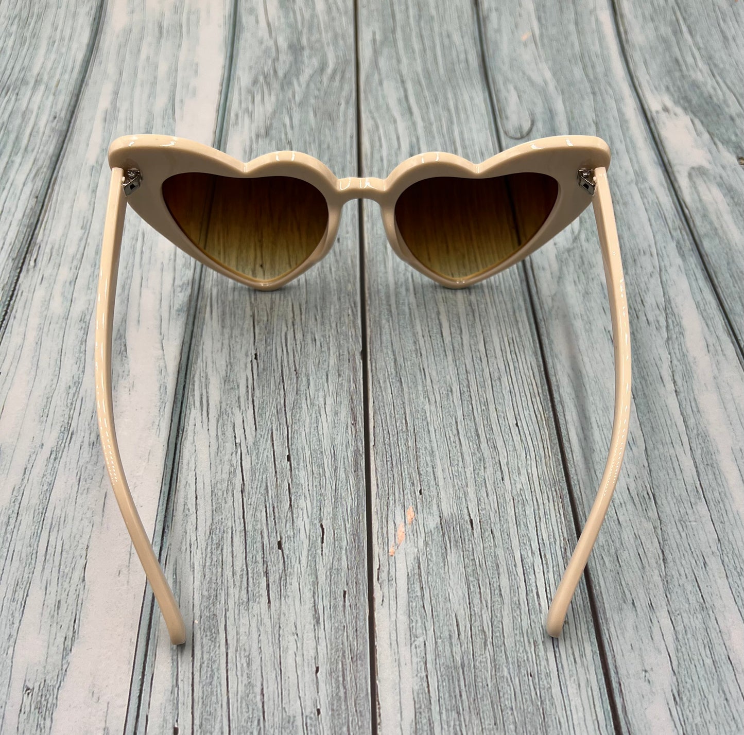 White Heart Large Frame Retro Sunglasses for Teens – UV400 Fashion Eyewear for Women & Girls
