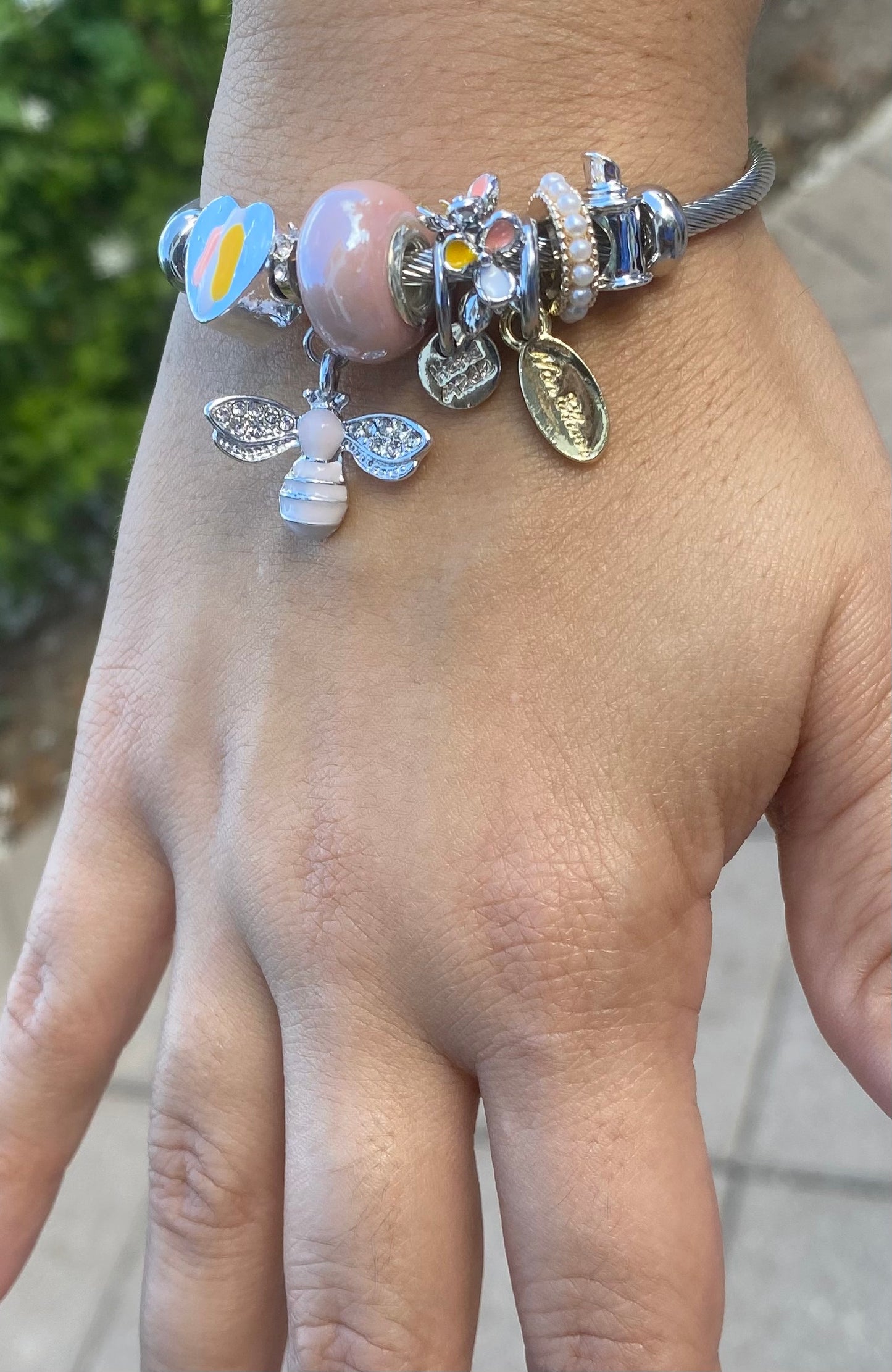 Baroque Metal Bee Pendant Bracelet – Alloy Jewelry