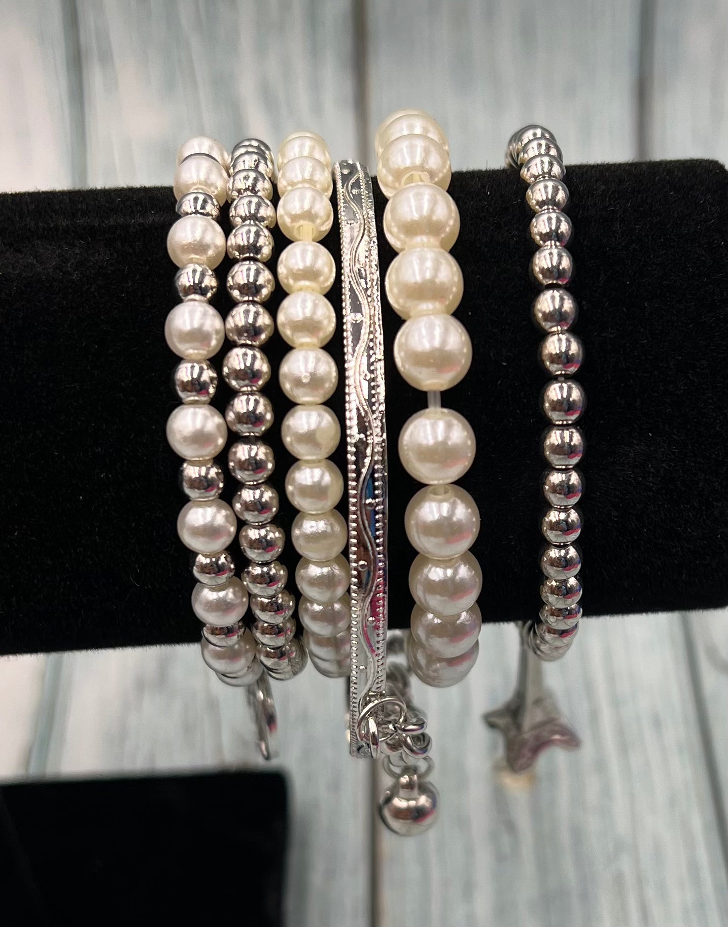 Vintage Pearl & Coin Multi-Layer Bracelet Set – 6-Piece Elastic Jewelry