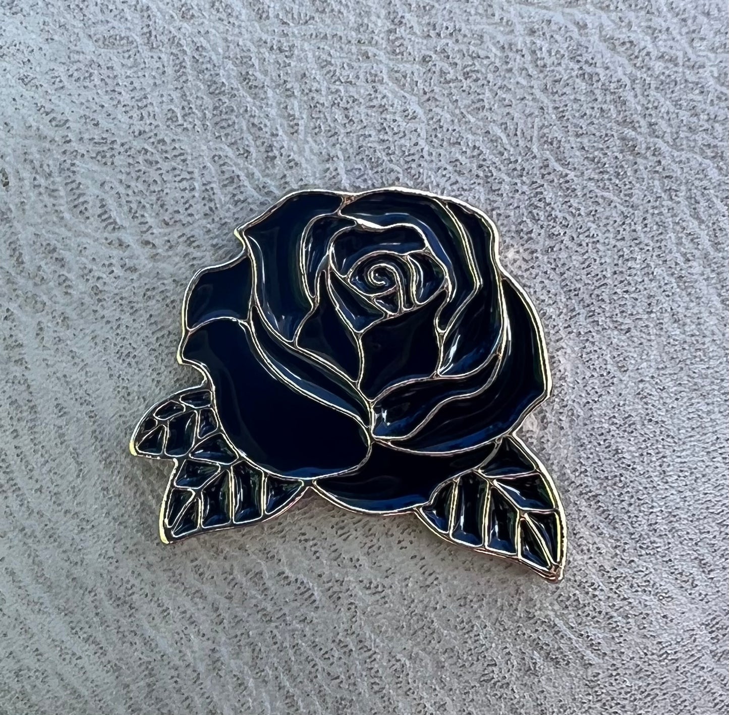 π€ Black Rose Enamel Pin β Gothic Floral Aesthetic Lapel Badge for Jackets, Bags & Hats
