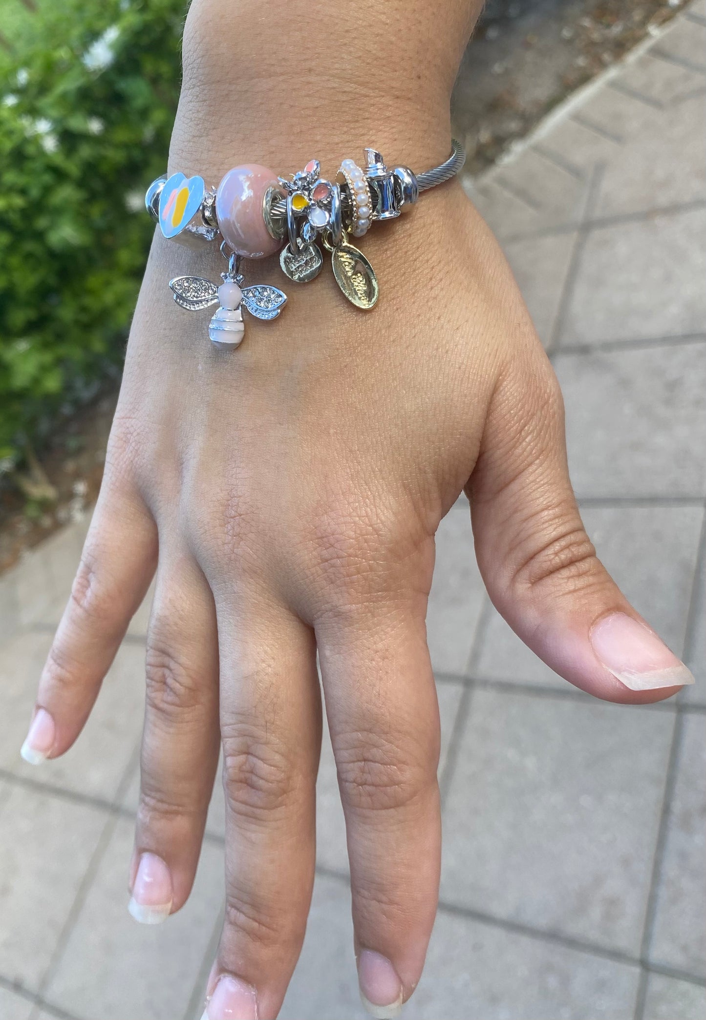 Baroque Metal Bee Pendant Bracelet – Alloy Jewelry