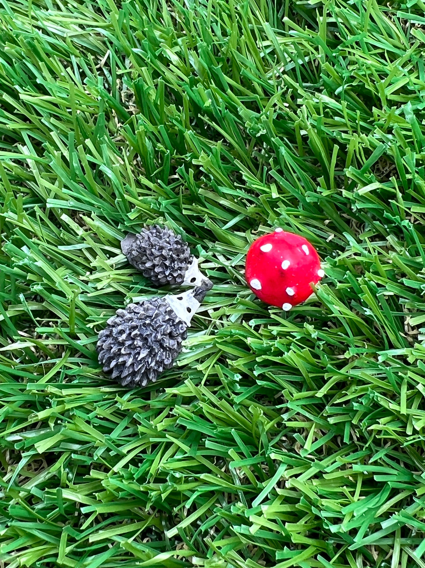 Mini Hedgehog and Mushroom Figurines – Set of 3 Resin Decorations for Terrariums & Fairy Gardens