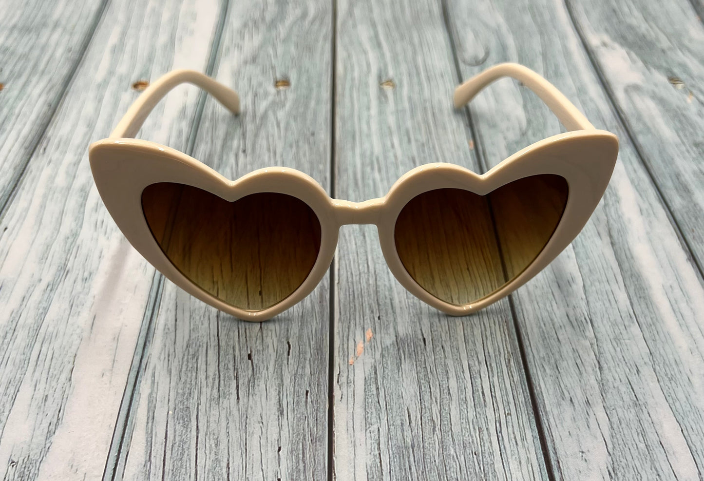 White Heart Large Frame Retro Sunglasses for Teens – UV400 Fashion Eyewear for Women & Girls