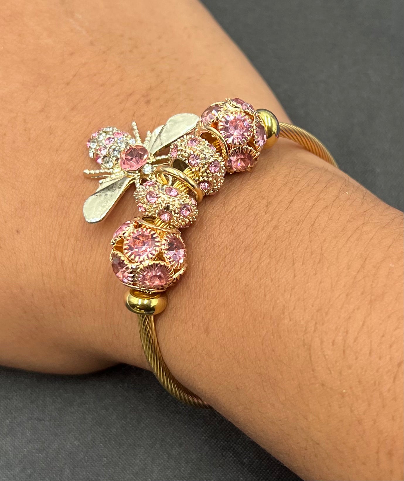 Diamond Bee Pendant Bracelet – Multi-Element Alloy Accessory