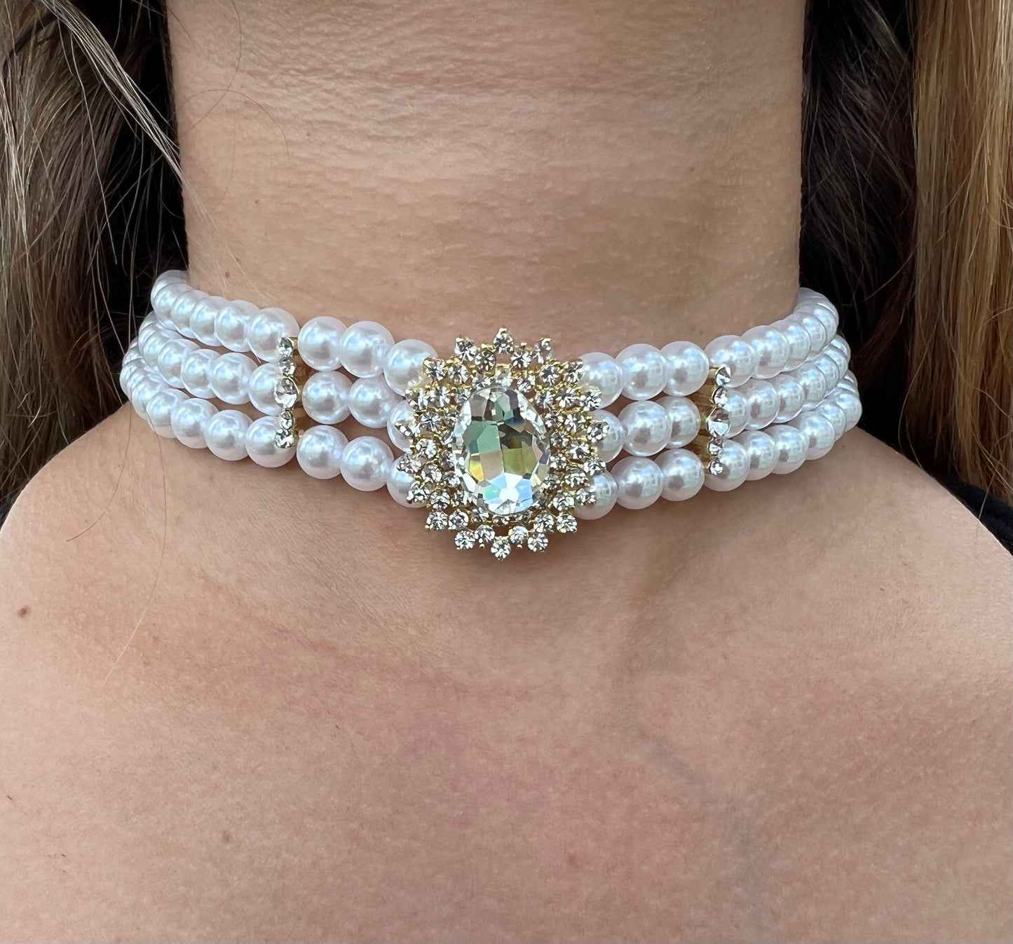 Elegant 3-Layer Pearl Choker Necklace with Crystal Pendant – Vintage-Inspired Statement Jewelry for Women
