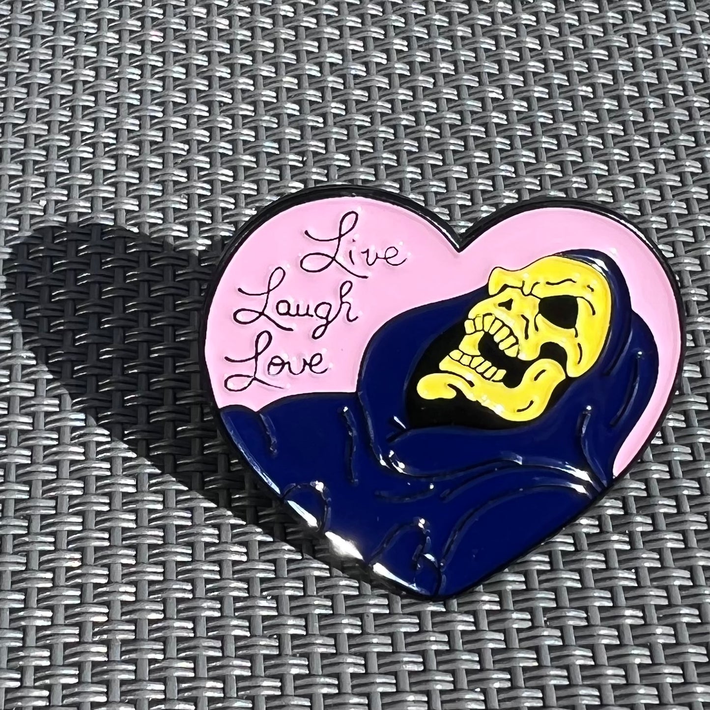 🖤 “Live, Laugh, Love” Heart & Skull Enamel Pin – Cute Gothic Lapel Badge for Jackets & Bags