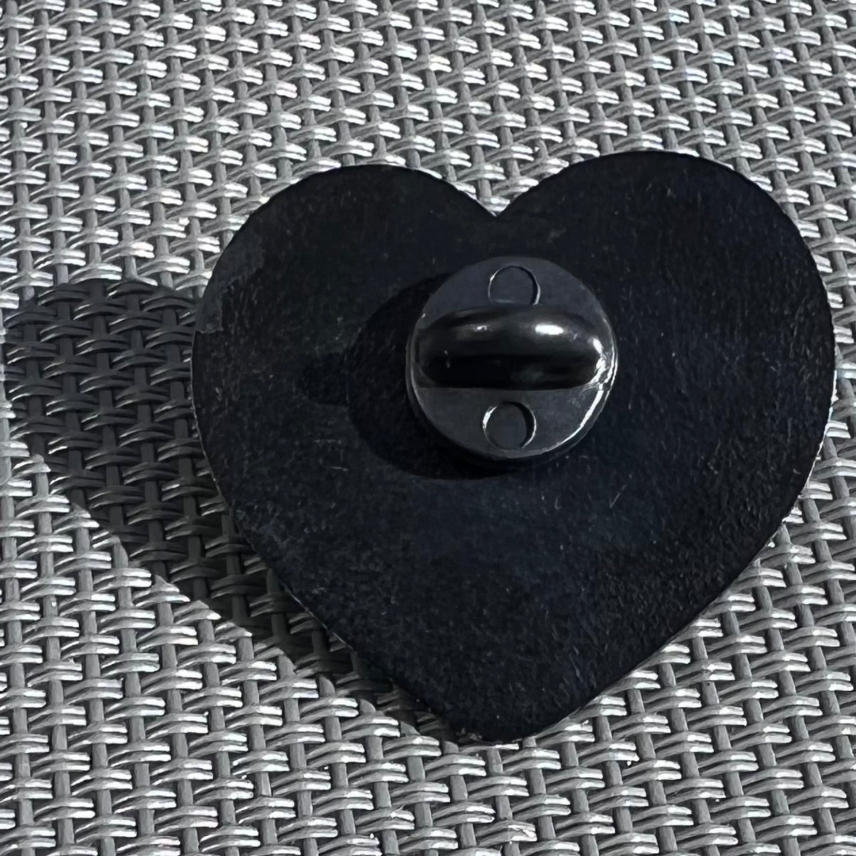 🖤 “Live, Laugh, Love” Heart & Skull Enamel Pin – Cute Gothic Lapel Badge for Jackets & Bags