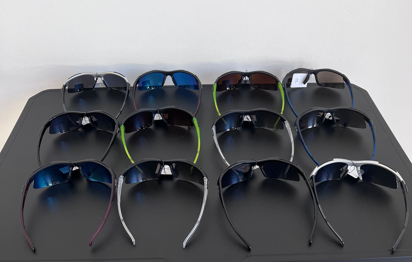 Men’s UV400 Retro Sunglasses – High Quality, Random Frame & Color