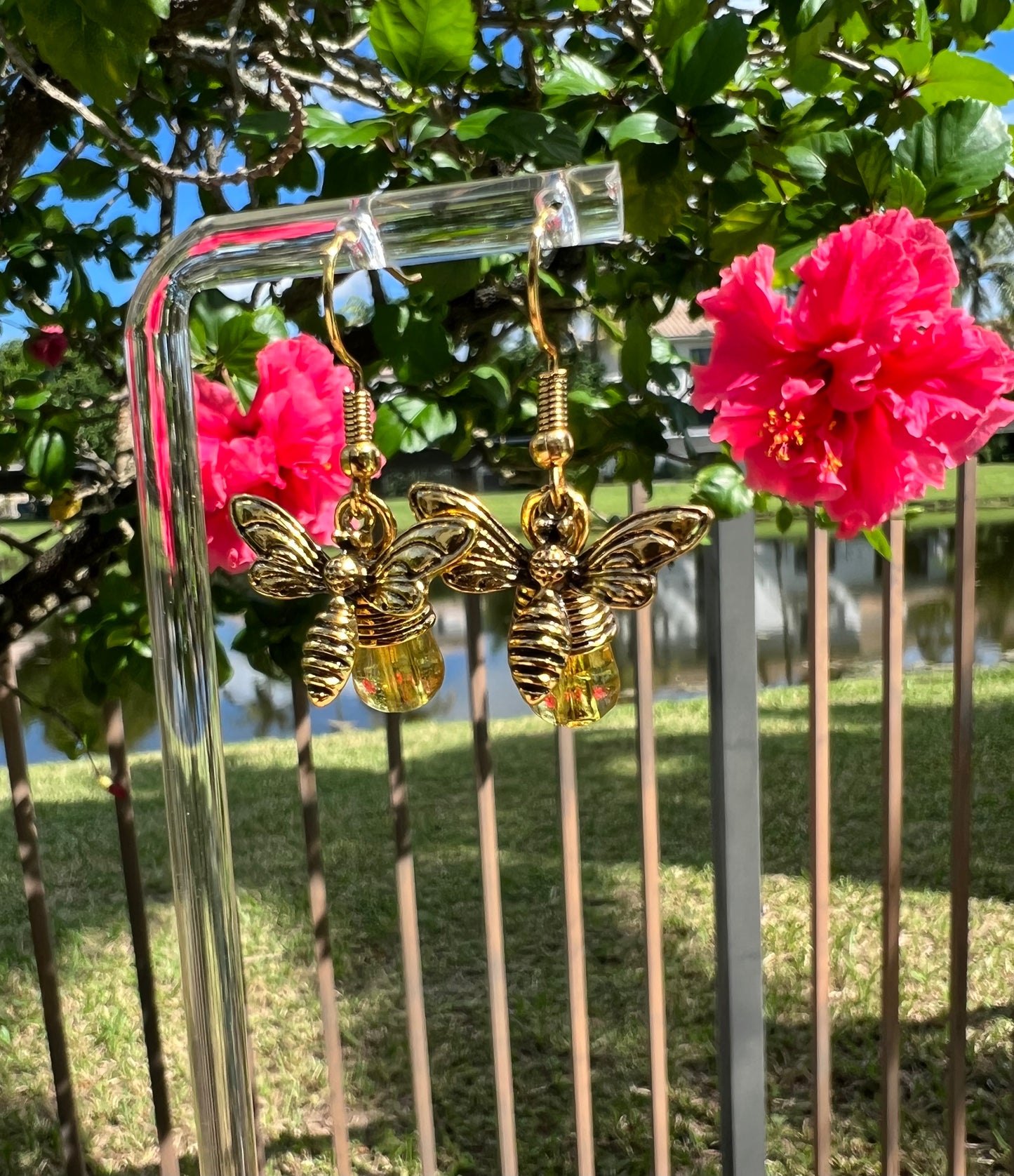 Retro Gold Bee Honey Drop Earrings for Women – Vintage Water Drop Statement Jewelry for Parties, Gifts & Daily Wear