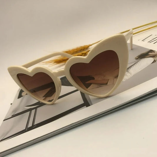 White Heart Large Frame Retro Sunglasses for Teens – UV400 Fashion Eyewear for Women & Girls