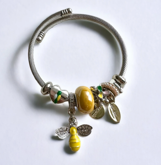 Bee 🐝 Charm Bracelet for Women 🌼 Fashion Metal Bangle with Yellow Bee Pendant & Nature-Inspired Charms 🌼