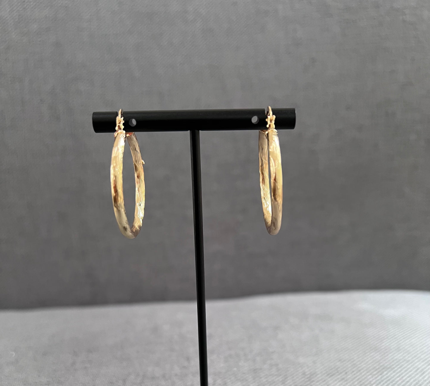 14K Gold Filled Diamond Cut Hoop Earrings – 25mm Latch Back