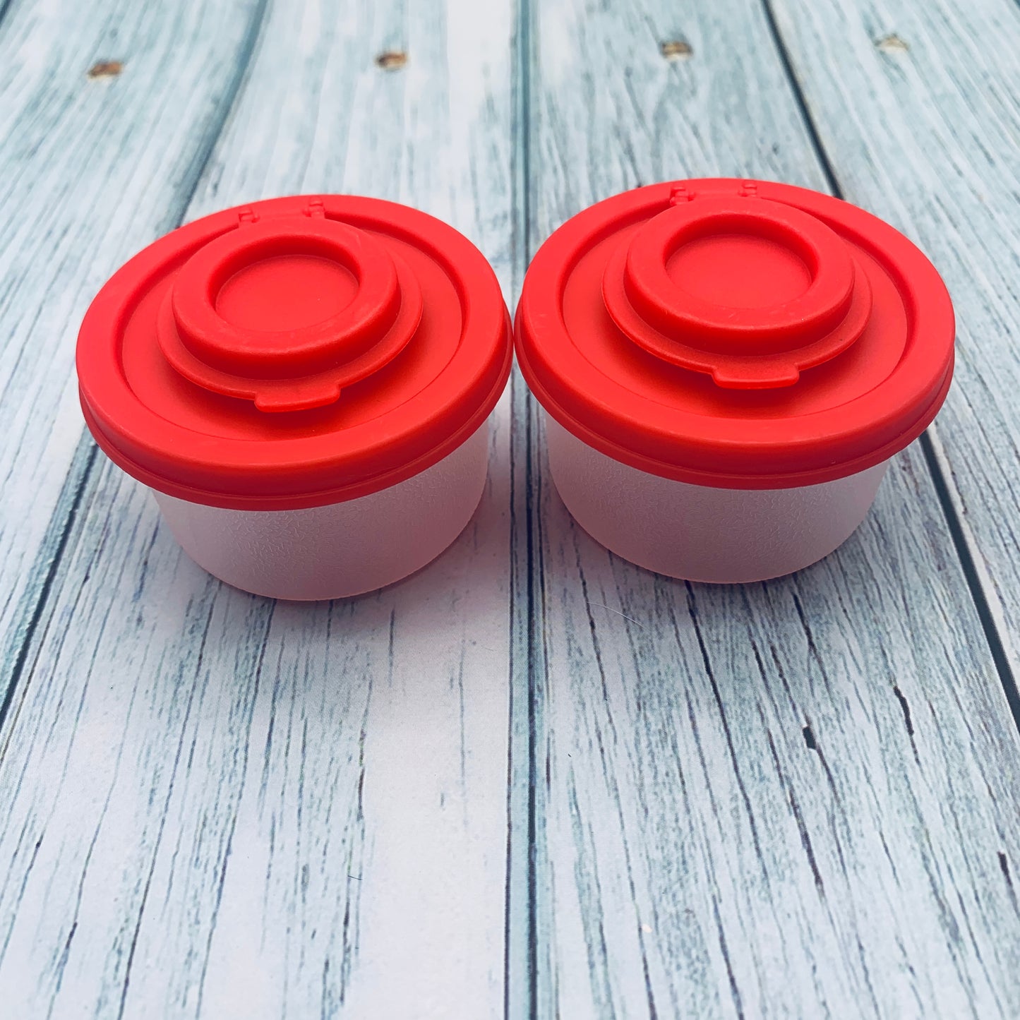 2 Pack Small Moisture Proof Salt And Pepper Shaker Travel Spice Set Clear with Red Airtight Covers